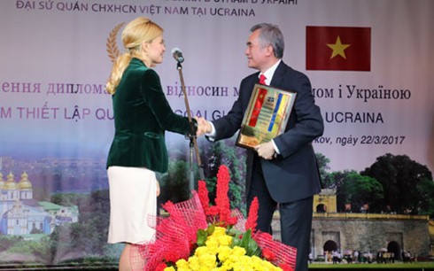 25. Jahrestag der Aufnahme diplomatischer Vietnam-Ukraine-Beziehungen - ảnh 1